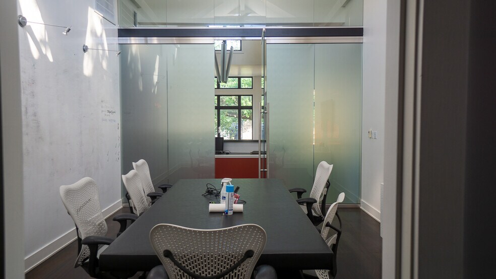 More Photos Of 106 Bagdad Ave W, Round Rock Office For Sale