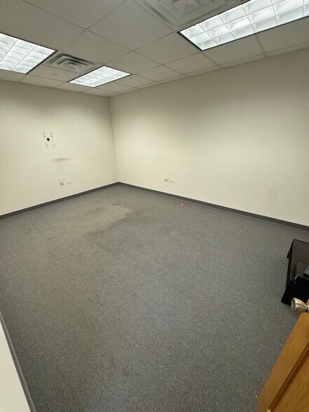 More Photos Of 15416-15420 S 70th Ct, Orland Park Warehouse For Lease