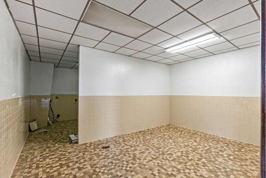 More Photos Of 3806 E Rio Grande St, Victoria Warehouse For Sale