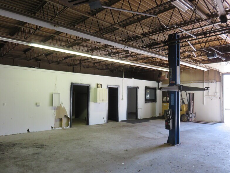 More Photos Of 26545 Drew Ave, Elko New Market Auto Repair For Lease