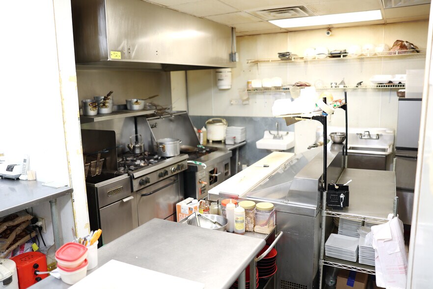 More Photos Of 909 Main St, Adel Bar For Sale