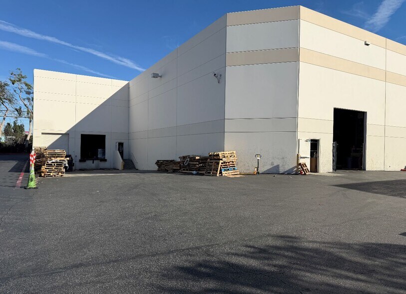 More Photos Of 7927 Orion Ave, Van Nuys Manufacturing For Lease