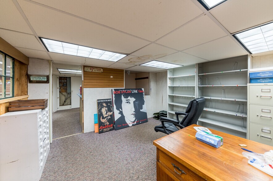 More Photos Of 303-305 Merchant St, Fairmont Showroom For Sale
