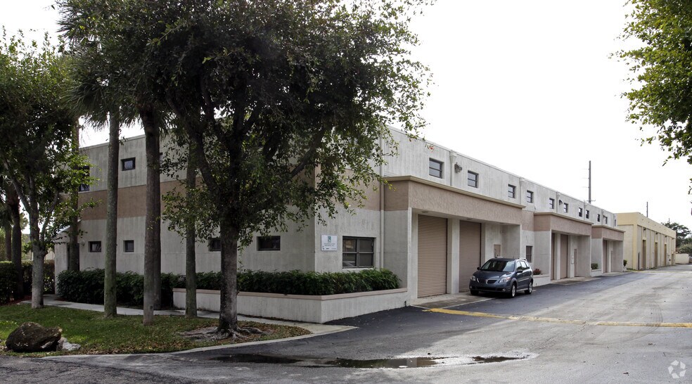 More Photos Of 4199 N Dixie Hwy, Boca Raton Warehouse For Lease