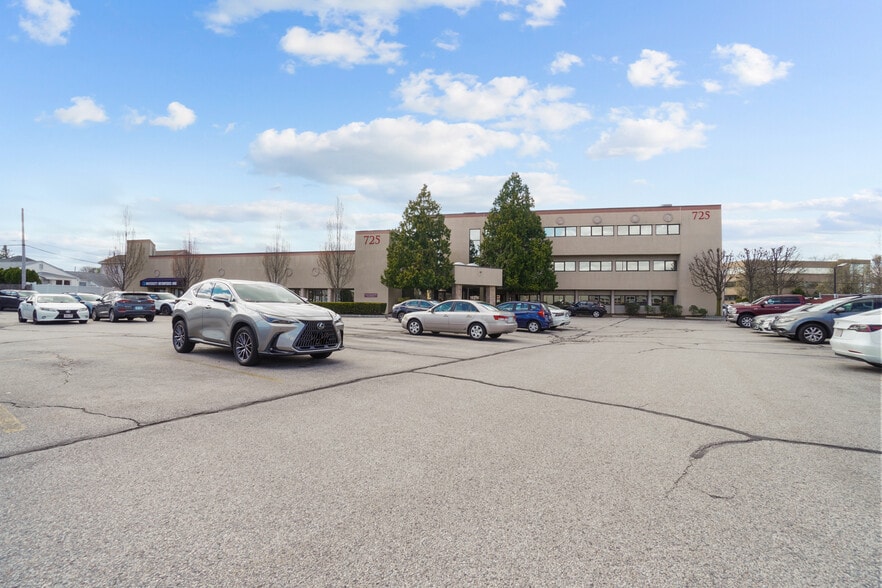 More Photos Of 725 Reservoir Ave, Cranston Medical For Lease