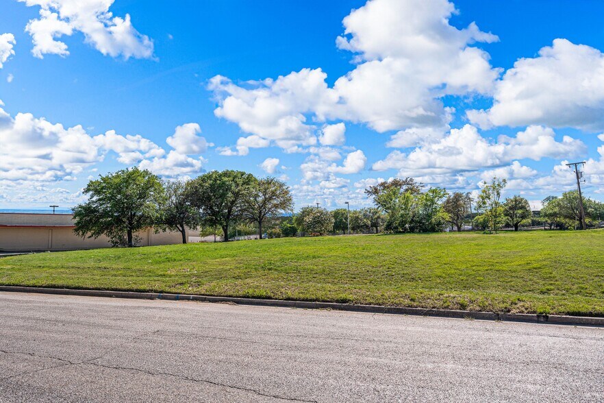 More Photos Of 720 N New Rd, Waco Land For Sale
