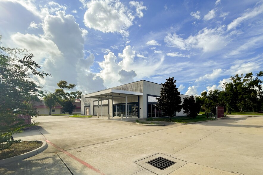 Primary Photo Of 103 Winding Way St, Lake Jackson General Retail For Sale