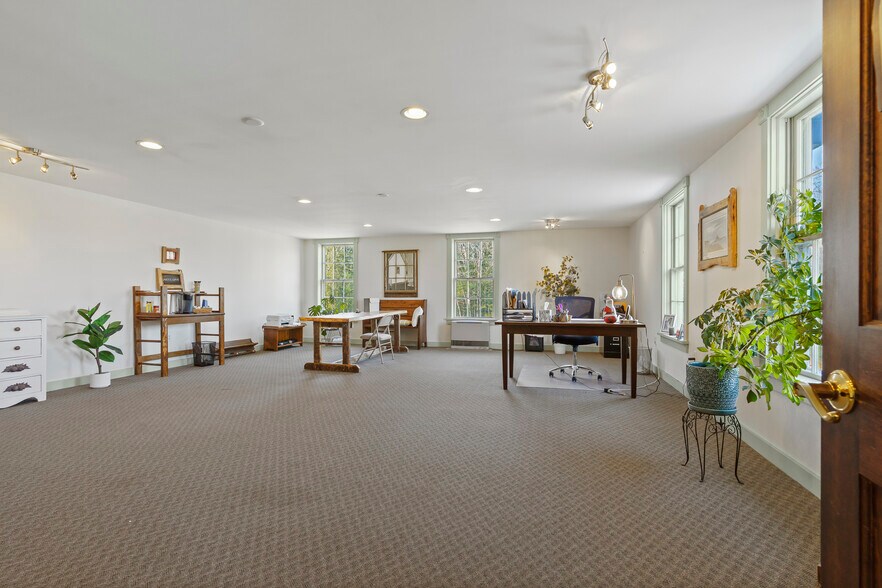 More Photos Of 1037 Wiscasset rd, Boothbay Flex For Sale