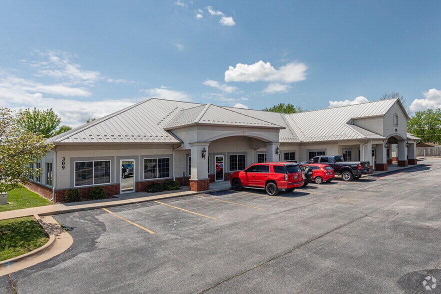 More Photos Of 309 SW 18th St, Bentonville Office For Lease