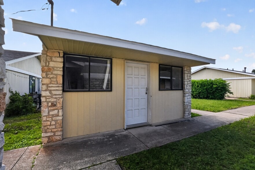 More Photos Of 1500 Park Ln, Georgetown Multifamily For Sale