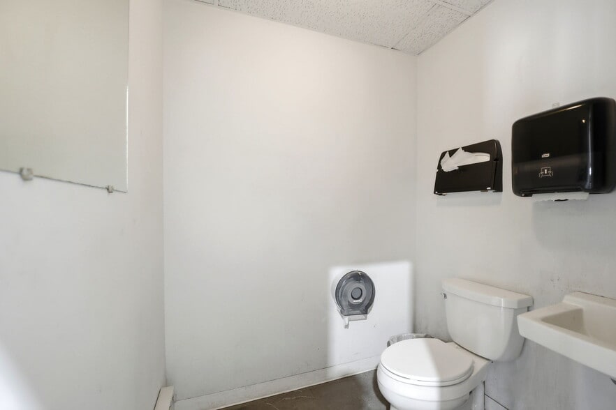 More Photos Of 405 W Fillmore St, Colorado Springs Auto Dealership For Sale