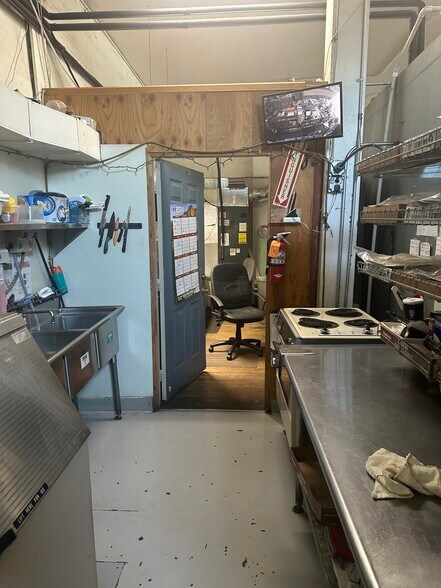 More Photos Of 91130 Donna Rd, Springfield Convenience Store For Sale