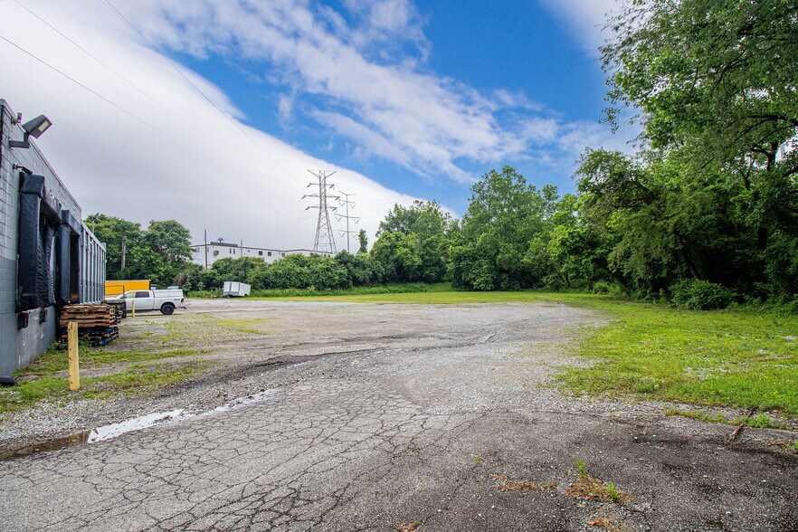 More Photos Of 3717 Jonlen Dr, Fairfax Flex For Lease