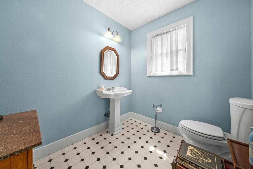 More Photos Of 209 S Main St, Lindale Loft Creative Space For Sale