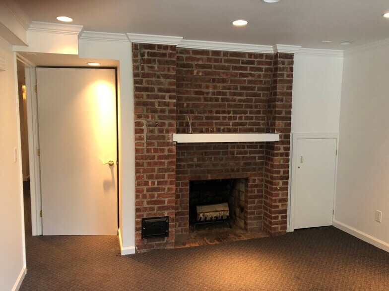 More Photos Of 23 Benedict Pl, Greenwich General Retail For Lease