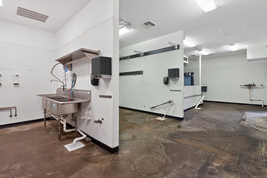 More Photos Of 2795 SW Wilshire Blvd, Burleson Flex For Lease
