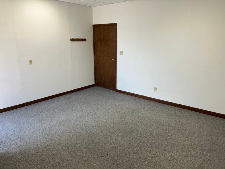 More Photos Of 110 W Walnut St, Salina Medical For Lease