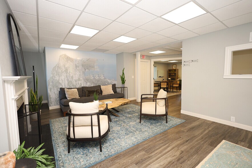 More Photos Of 235 W Franklin St, Centerville Storefront Retail Office For Lease