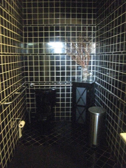 More Photos Of 34 W Merchant St, Audubon Restaurant For Sale