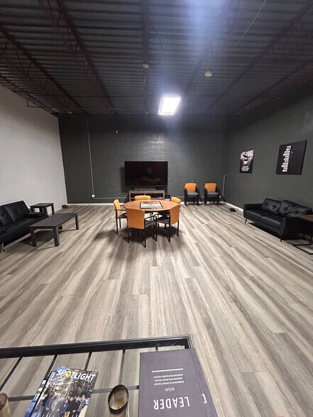 More Photos Of 640 Long Rd, Pittsburgh Light Distribution For Sale