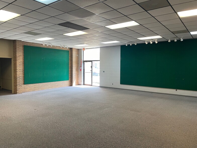 More Photos Of 312 Madison St, Clarksville Office For Sale