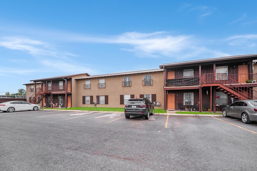 More Photos Of 500 E Nopal St, Uvalde Apartments For Sale