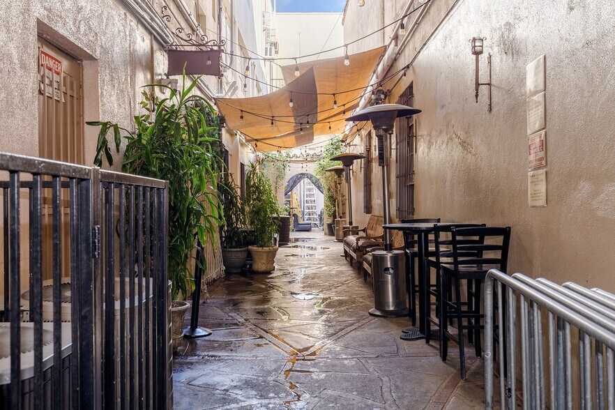 More Photos Of 6646 Hollywood Blvd, Hollywood Storefront Retail Office For Sale