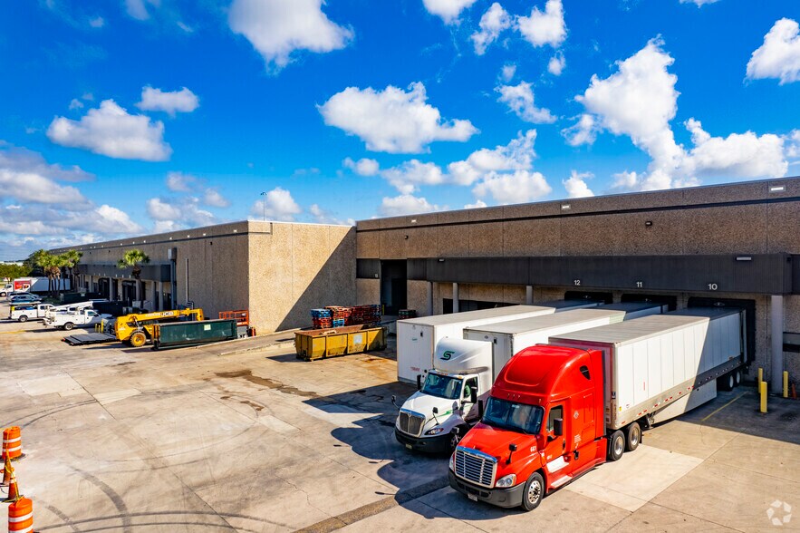 More Photos Of 5200-5225 Region Ct, Lakeland Distribution For Lease