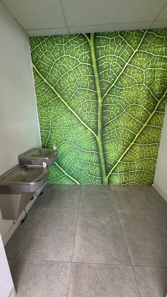 More Photos Of 2100-2104 E Oakland Park Blvd, Fort Lauderdale Freestanding For Lease