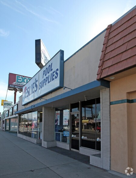 More Photos Of 17616-17618 Chatsworth St, Granada Hills Storefront For Lease
