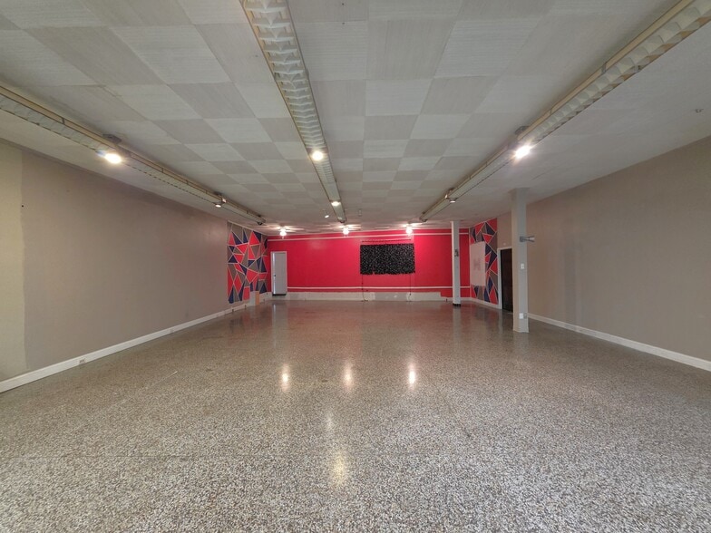 More Photos Of 206 E Main St, Rockwell Storefront Retail Office For Lease