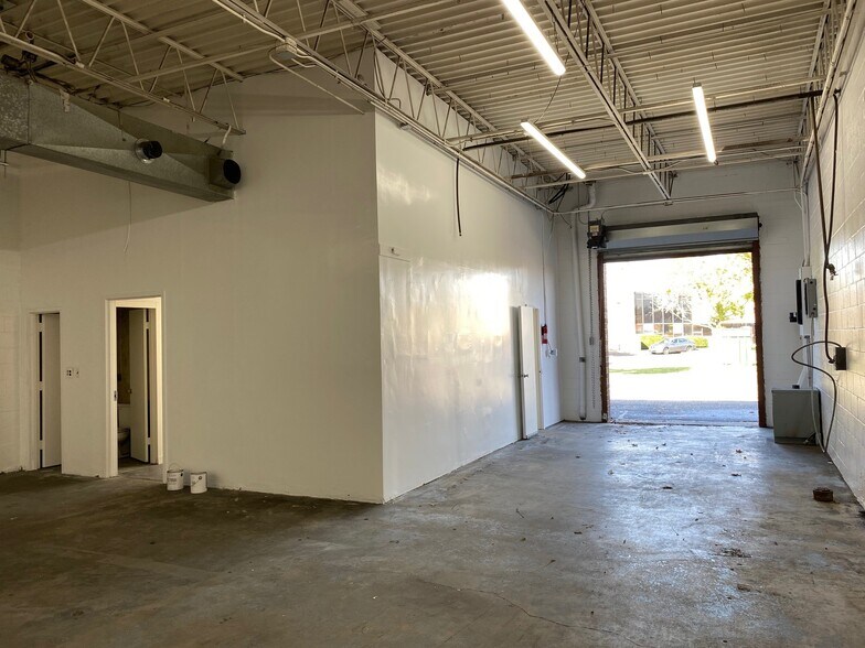 More Photos Of 181 E Industry Ct, Deer Park Warehouse For Lease