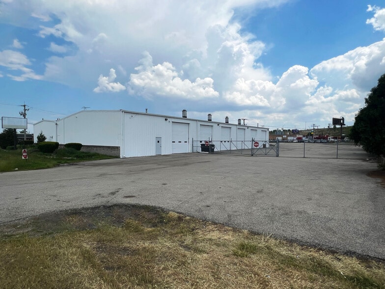 More Photos Of 2375 E Oakton St, Arlington Heights Service For Sale