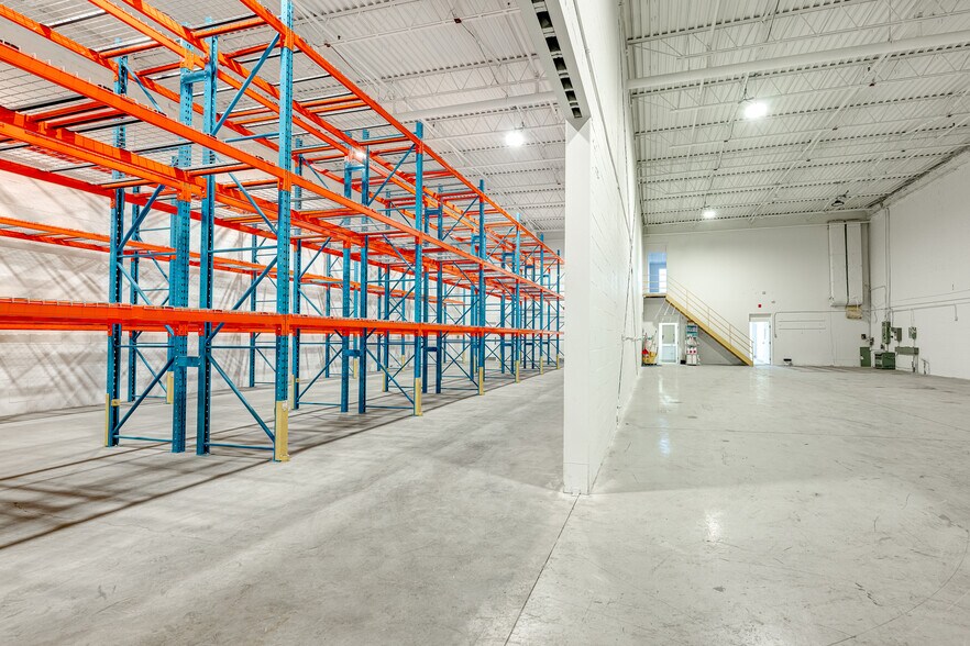 More Photos Of 2156-2168 Rue de la Province, Longueuil Light Distribution For Lease