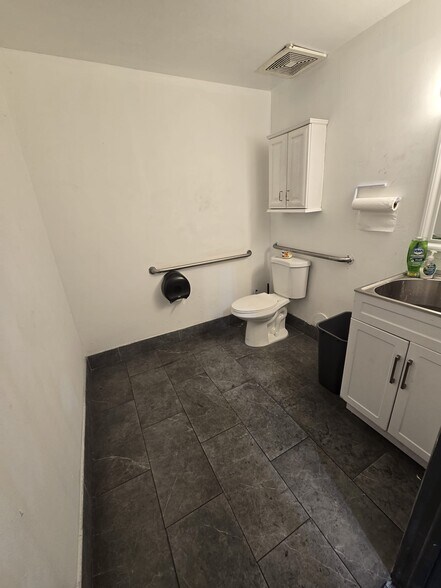 More Photos Of 4630 NW 74th Ave, Miami Warehouse For Lease