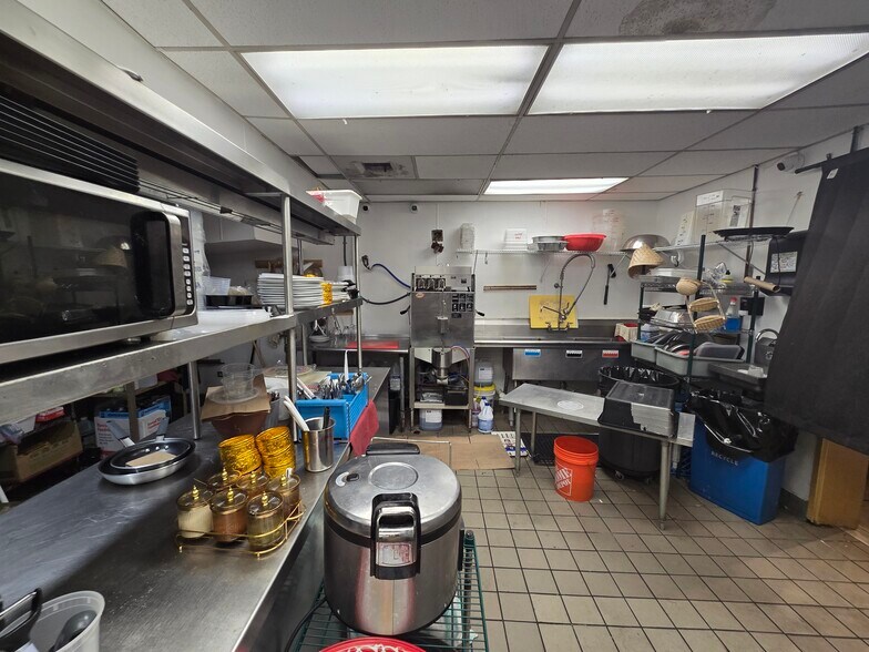 More Photos Of 401 Kamakee St, Honolulu Office For Lease