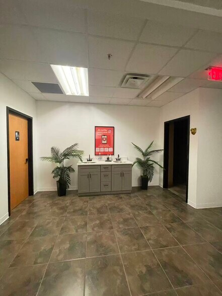 More Photos Of 7075 Kingspointe Pky, Orlando Showroom For Sale