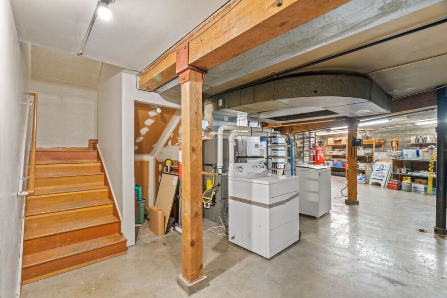 More Photos Of 6601 SE Foster Rd, Portland Storefront Retail Office For Sale