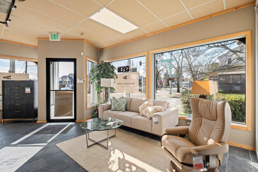 More Photos Of 300 NE 45th St, Seattle Freestanding For Sale