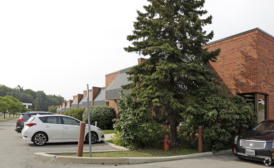 More Photos Of 215 Traders Blvd E, Mississauga Flex For Lease