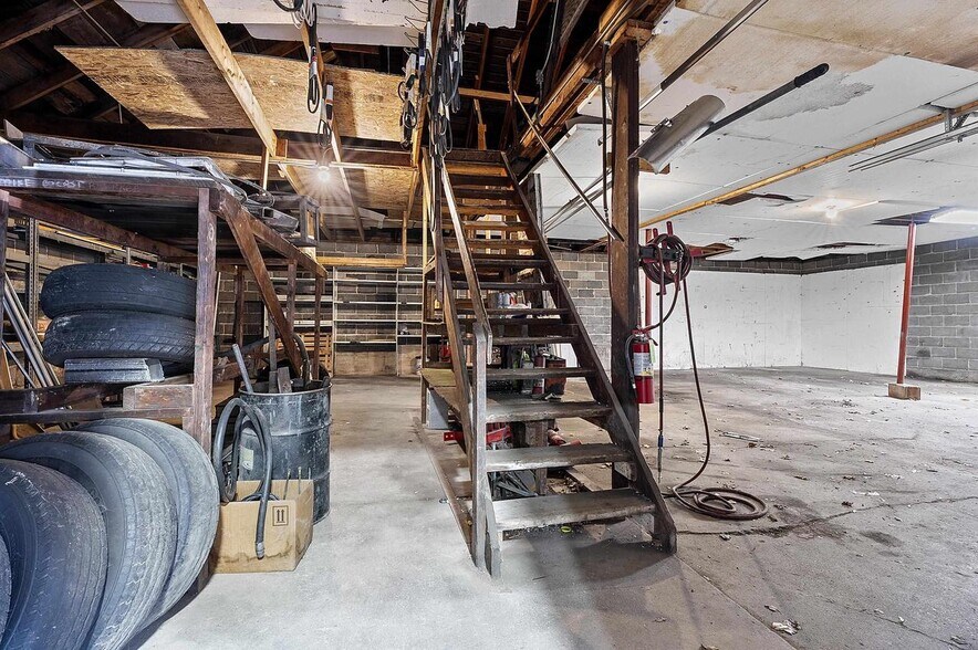 More Photos Of 201 E Green Bay St, Bonduel Service Station For Sale
