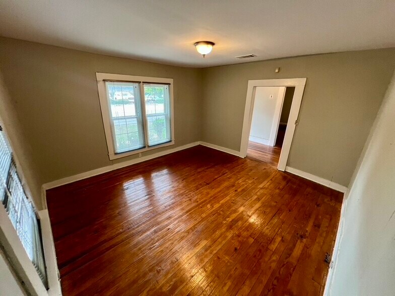 More Photos Of 629 Scott St, Montgomery Office Residential For Sale