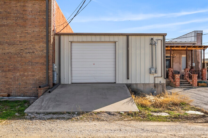 More Photos Of 207 Clay St, Nocona Storefront For Lease