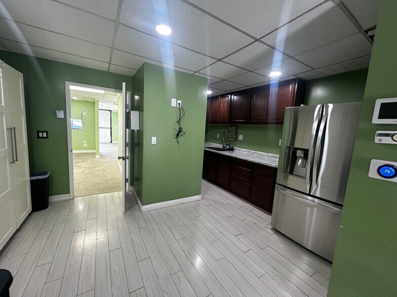 More Photos Of 22720 Ventura Blvd, Woodland Hills Storefront For Lease