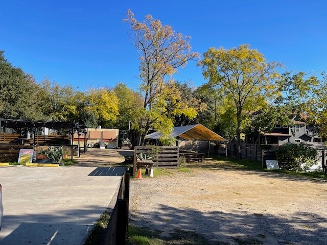 More Photos Of 1309 Rosewood Ave, Austin Restaurant For Lease