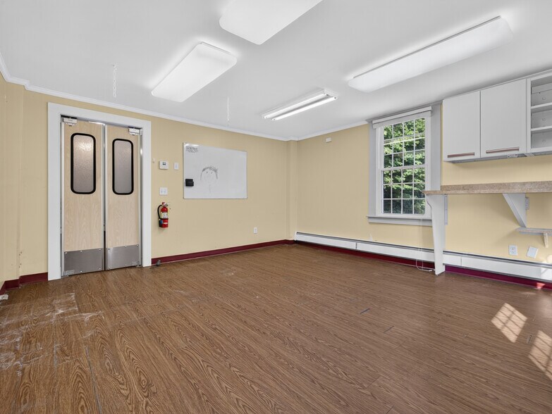 More Photos Of 1721 Saybrook Rd, Haddam Veterinarian Kennel For Sale