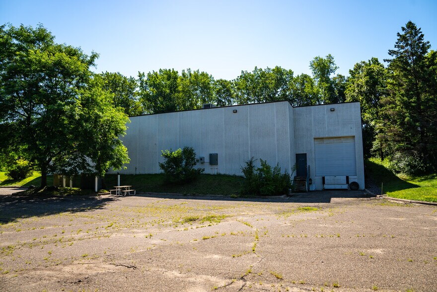 More Photos Of 400 Commerce Ct, Vadnais Heights Manufacturing For Sale