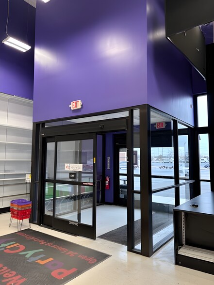 More Photos Of 6639 Airport Hwy, Holland Freestanding For Lease