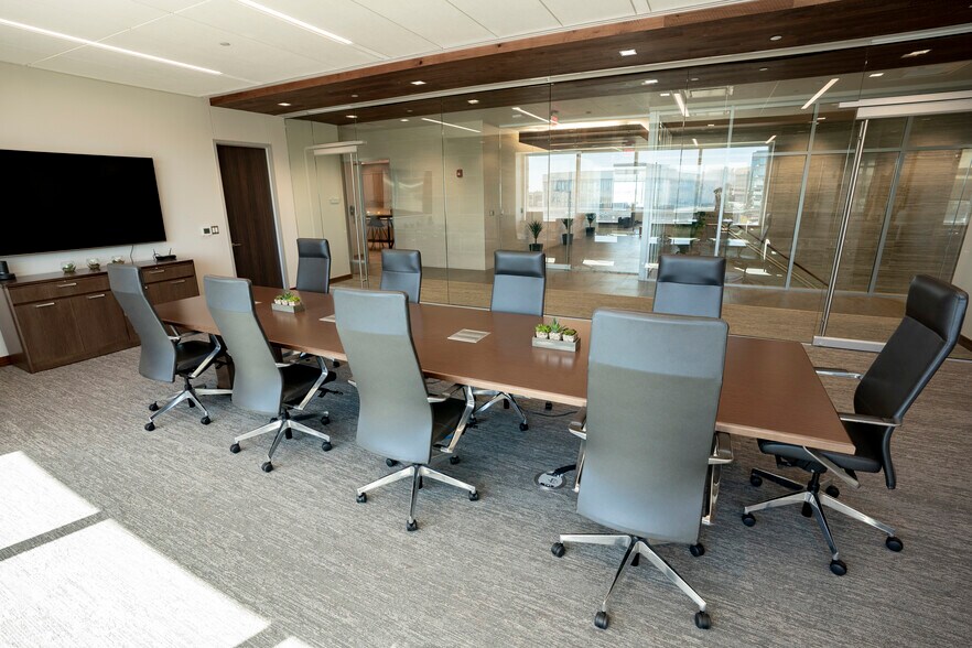 More Photos Of 404 Veterans Airpark Ln, Midland Office For Sale