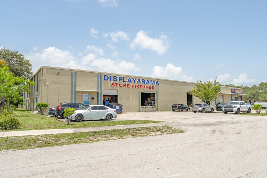 More Photos Of 4000 N 28th Ter, Hollywood Warehouse For Lease